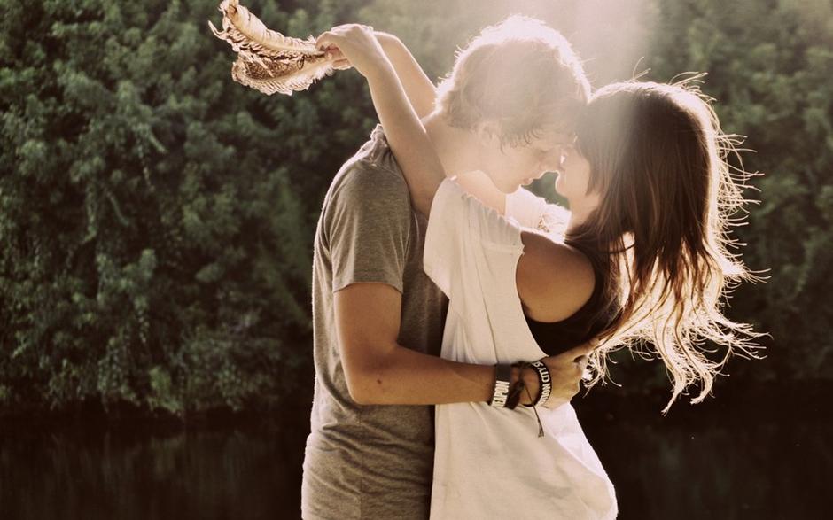 Plus surprenant, des hommes de 75 ans restent actifs sexuellement et certains couples dans la soixantaine voire la septantaine maintiennent une vie intime satisfaisante. D’ailleurs, 54% des hommes et 31% des femmes au-delà de 70 ans déclarent avoir encore des rapports sexuels. Ça vous fait réfléchir, non ?