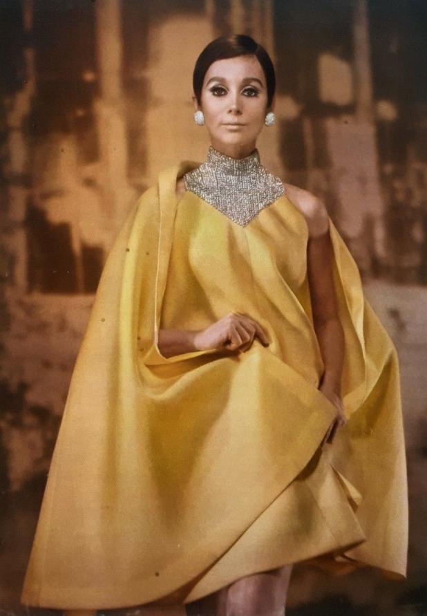 De nos jours, on retrouve des éléments de la robe de style dans diverses collections contemporaines. Plusieurs designers et maisons de haute couture s’inspirent toujours de cette silhouette qui célèbre la diversité corporelle et la sophistication naturelle.