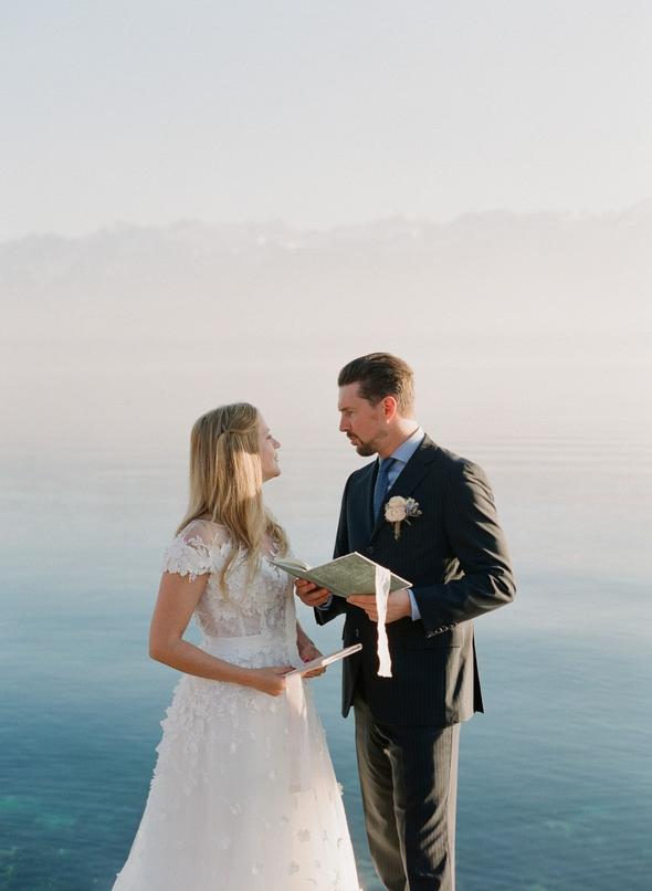 Avant la Révolution française, le mariage relevait uniquement de l’Église. En 1792, le mariage civil est institué, établissant son unique validité juridique dès 1803. Depuis, la loi impose le mariage civil avant toute cérémonie religieuse.