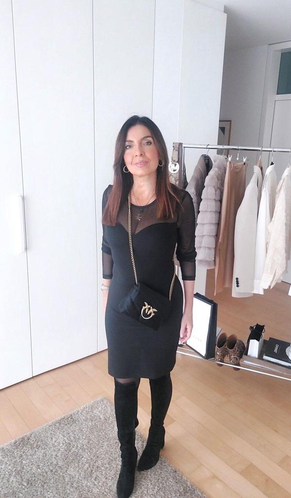 Côté accessoirisation, la robe longue s’adapte : baskets pour casser le côté trop solennel, ceinture pour structurer, veste en jean ou perfecto pour moderniser.