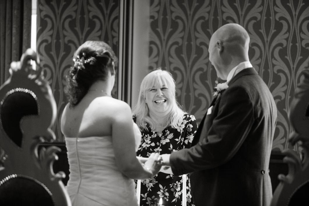 La différence entre un mariage civil et un mariage laïque réside principalement dans la reconnaissance légale et la présence, ou non, de références religieuses ou spirituelles.Le mariage civil est une union légalement reconnue, célébrée en mairie par un officier de l’état civil, qui garantit des droits et des devoirs précis aux époux. En revanche, le mariage laïque est une cérémonie symbolique, libre et personnalisable, souvent organisée hors cadre officiel, sans valeur juridique mais riche en émotions et en sens. Voilà le premier chapitre de notre exploration !