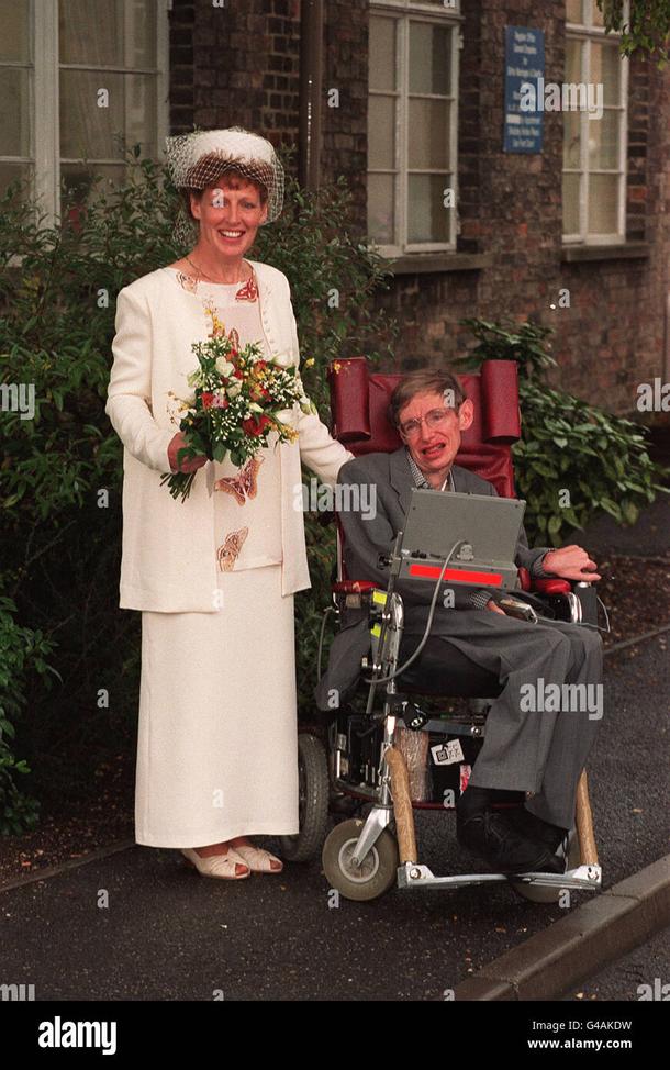 Ce petit monde familial est en pleine tourmente. Lucy Hawking, la fille de Stephen, exprime publiquement son désenchantement, évoquant l’héritage d’une manière peu diplomatique : "Qu’elle s’étouffe avec si elle hérite de quoi que ce soit". Cela en dit long sur la tension ressentie.