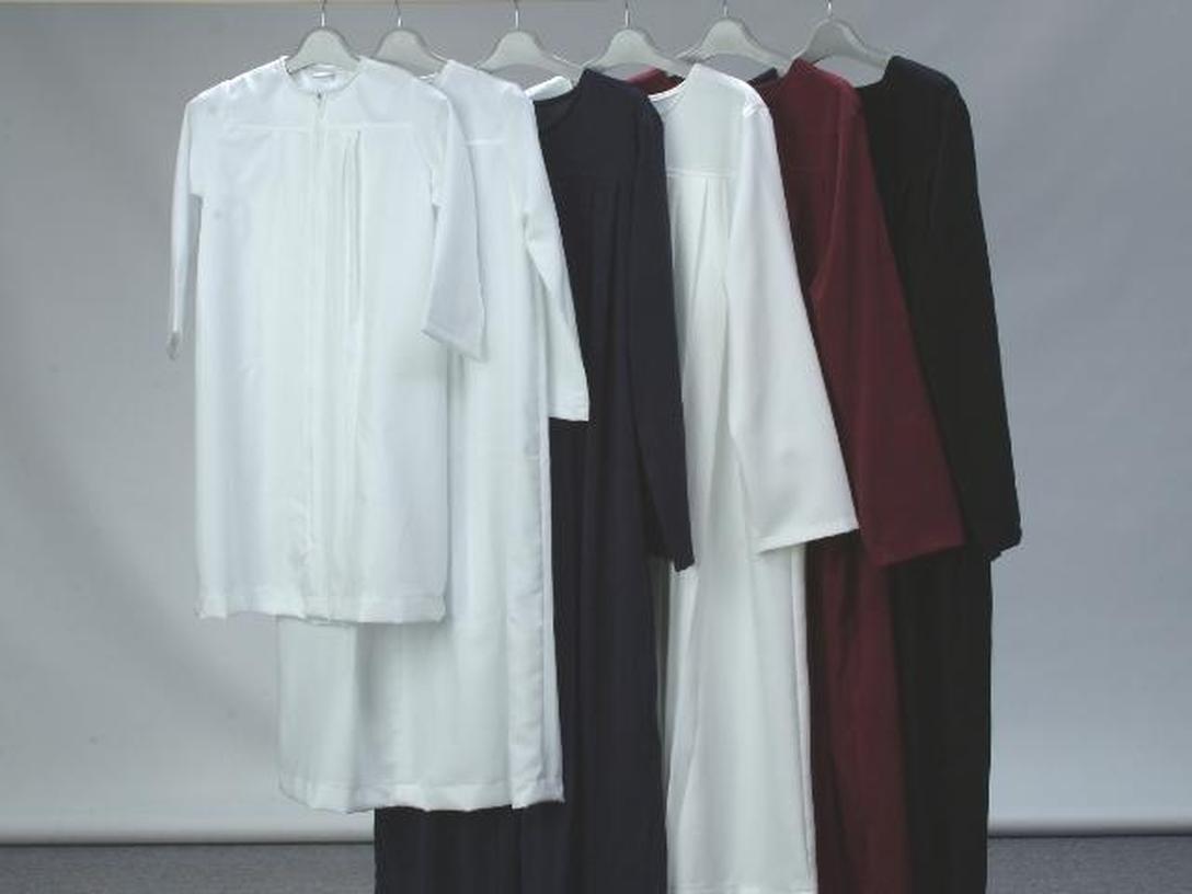 La tradition veut que la robe soit portée huit jours, notamment en recevant la communion. Un rituel marque ensuite son retrait, accompagné d’une prière demandant la protection divine et le maintien de la foi pure.