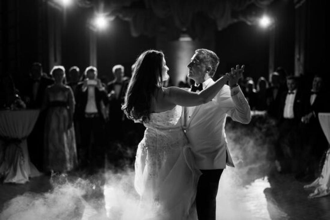 Selon le style du mariage, on peut aussi choisir des titres plus modernes comme "Ça va, ça va" de Claudio Capéo pour une ambiance dynamique.