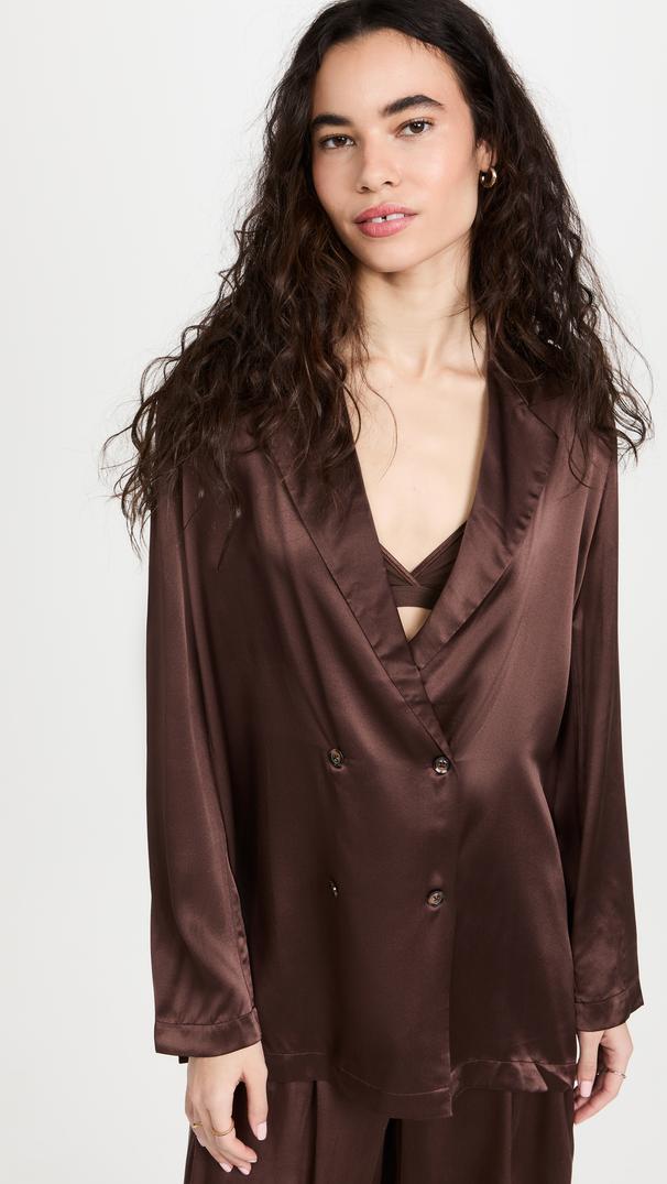 Ne vous laissez pas dérouter par la multitude de choix. Blazer, trench, tweed ou perfecto, chaque veste a son avenir dans votre dressing de mariage. Il suffit de trouver celle qui colle à votre personnalité et à l’ambiance de la cérémonie. Et surtout... amusez-vous à créer votre look !