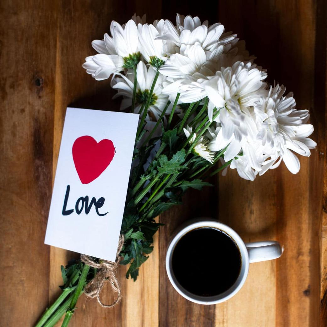 Mais pourquoi “La Vie en rose” a-t-elle ce pouvoir unique ? Laissez-moi vous emmener dans un voyage musical où amour rime avec bonheur, et où chaque note résonne comme un sourire.