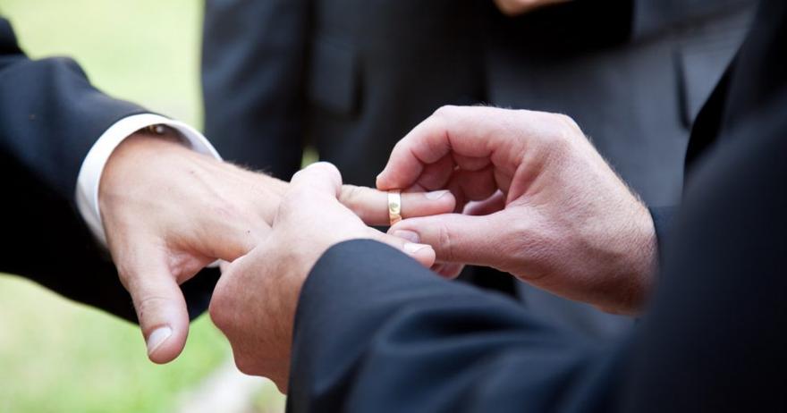 Les pauses au mariage ne sont pas forcément longues ni monotones. Inventez une histoire amusante à raconter à votre voisin de table ou créez une œuvre d’art à partir de la décoration, comme un mandala en dragées.