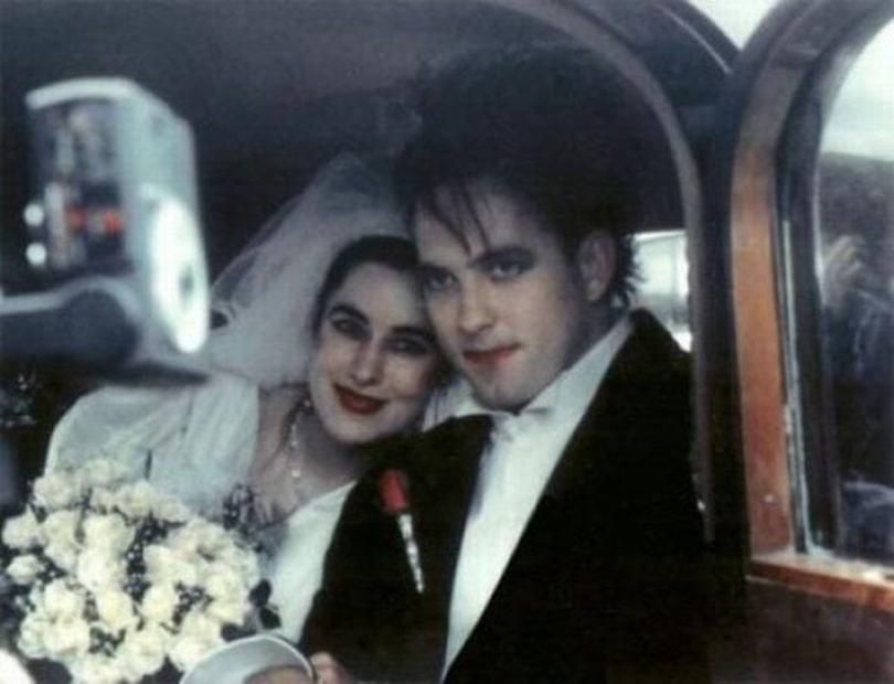 « Je l'ai écrite pour Mary comme un cadeau de mariage et je l'ai incluse dans l'album pour qu'elle soit romantique », explique Robert Smith.