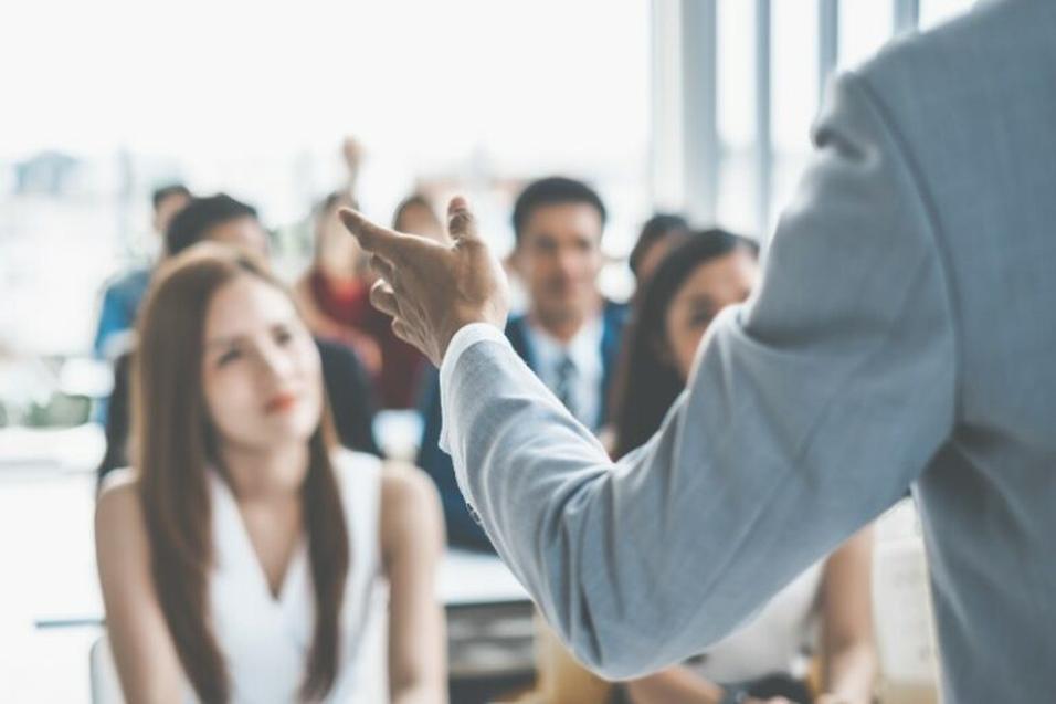 Le ton varie selon l’événement. Un mariage appelle à la joie et à la tendresse, un départ à la retraite mêle humour et nostalgie. Un message professionnel nécessite souvent plus de rigueur tandis qu’un discours familial privilégie la simplicité.