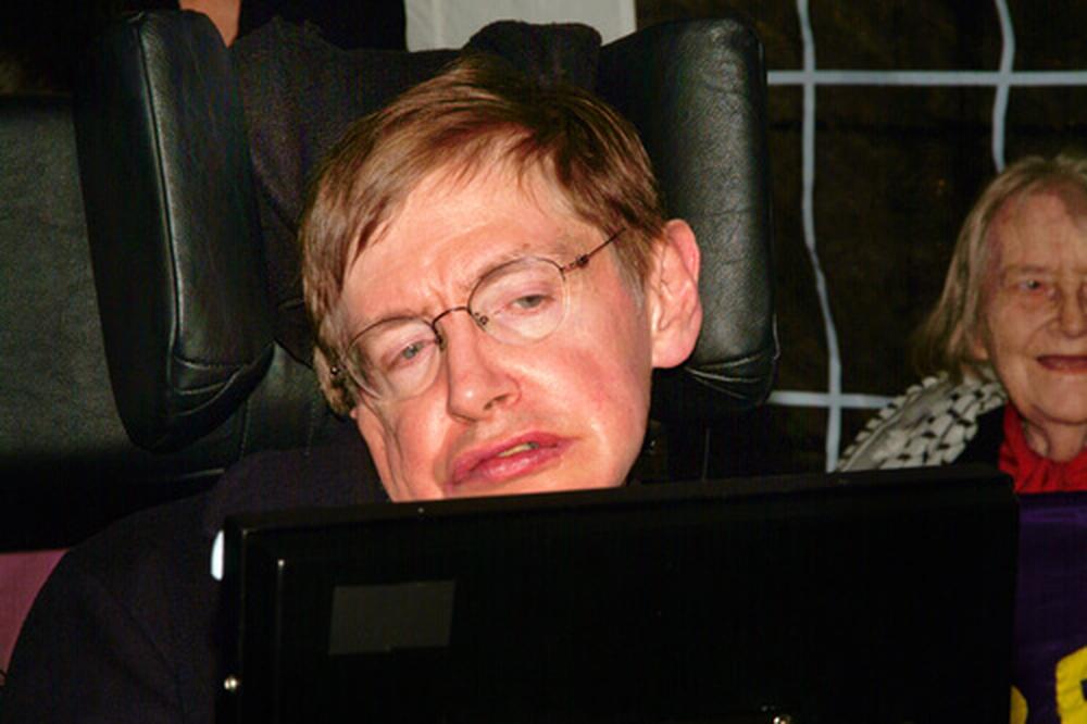 Stephen Hawking souffrait de la maladie appelée Amyotrophie Latérale Sclérose, plus connue sous l’acronyme ALS ou Lou Gehrig’s disease aux États-Unis.Diagnostiqué à seulement 21 ans alors qu’il était encore étudiant en doctorat, Hawking a vécu avec cette maladie pour plus de cinq décennies, défiant ainsi les pronostics médicaux.