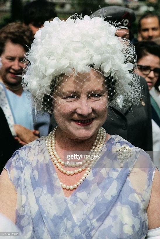 Le rôle de la reine mère peut dépasser la simple titularisation. Elle agit souvent comme conseillère précieuse ou comme régente en cas de minorité du monarque. Certaines reines mères ont exercé une influence politique notable, en particulier dans les monarchies européennes traditionnelles.