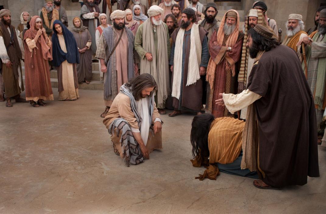 Jésus enseigne qu’un regard avec convoitise est déjà un adultère du cœur. Cette approche invite à une vigilance contre les pensées impures et à maîtriser ses désirs. La pureté intérieure doit précéder l’action extérieure.