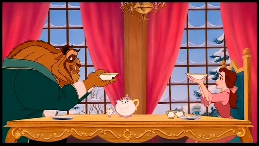 On suit ici la belle, fille d’un commerçant ruiné, qui se porte volontaire pour remplacer son père prisonnier d’un mystérieux personnage appelé la Bête. Cette dernière souhaite l’épouser, elle refuse, mais vivant au château de la Bête avec un traitement somptueux, des dialogues envoûtants et quelques rêves prémonitoires, elle finira par voir au-delà des apparences. Une histoire classique, me direz-vous, mais au charme hypnotique et à la leçon universelle sur la beauté intérieure.