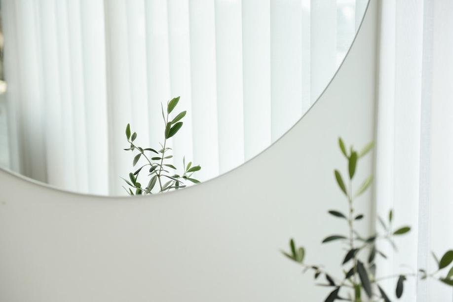 Les miroirs reflètent des images souvent dures à supporter. Lorsqu’un décès survient, ils peuvent montrer des visages défaits, teint livide ou dépouilles. Couvrir ces surfaces protège la famille en deuil d’une vision pénible et contribue à atténuer le chagrin immédiat.