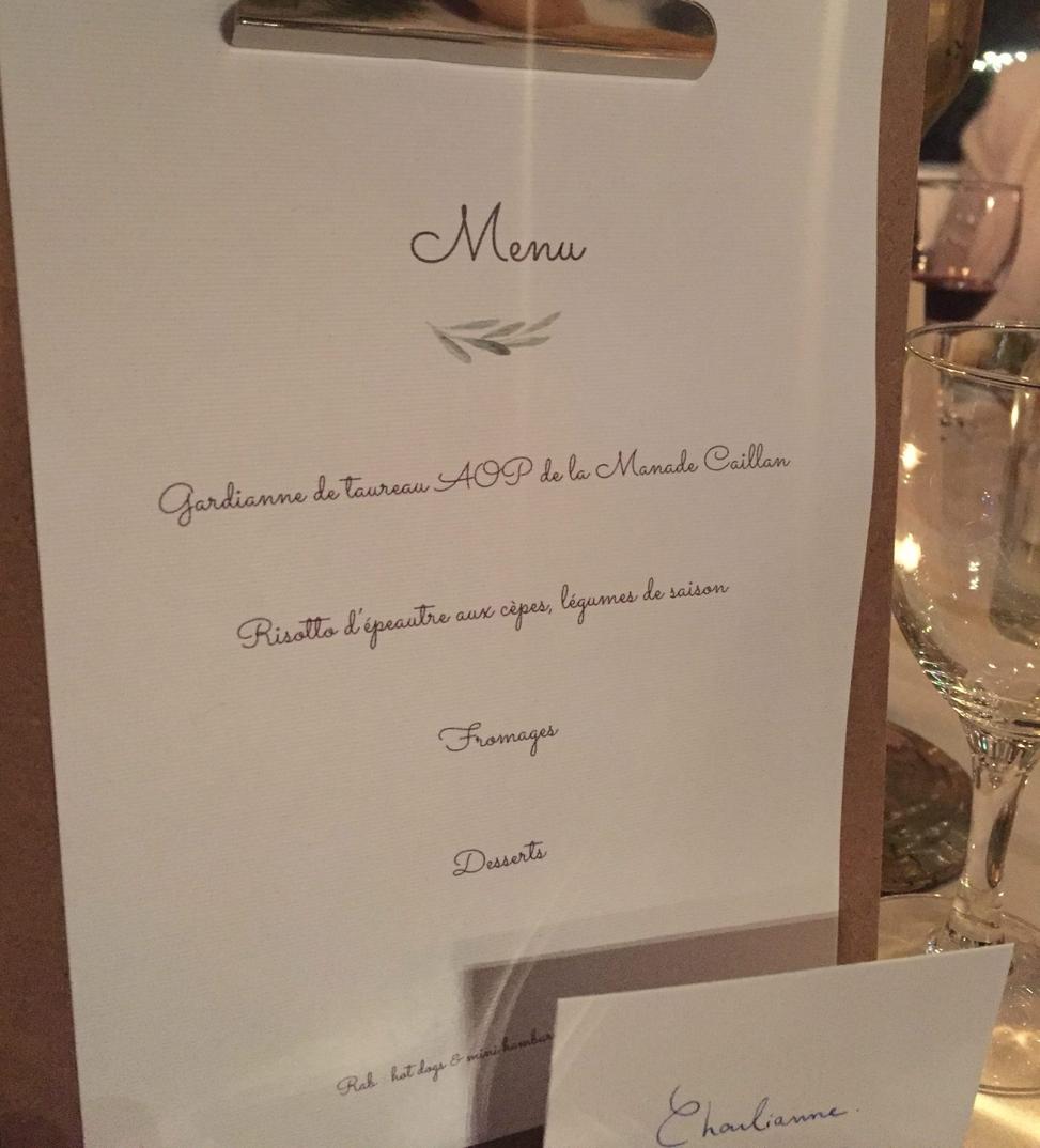 Les régions italiennes populaires comme la Toscane ou la Côte Amalfitaine sont souvent plus chères que beaucoup d’endroits en France. Par exemple, un budget de 50 000 € est souvent serré en Italie, alors qu’en France il permet un mariage très réussi, 30 à 40 % moins cher en moyenne.