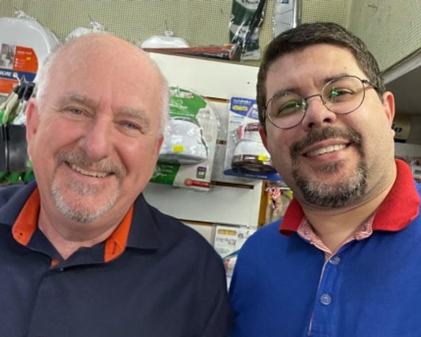 En un mot, "Meu Tio" signifie "mon oncle" en portugais, mais attendez, ce n'est pas tout : cette expression se transforme aussi en argot pour désigner un pote, un type, un gars, voire un « dude » à l’anglo-saxonne.Fascinant, non ? Rien que ça ! Alors, plongeons sans plus tarder dans le monde merveilleux de "Meu Tio" pour découvrir toutes ses facettes et usages, du sérieux familial à la déconnade entre amis.