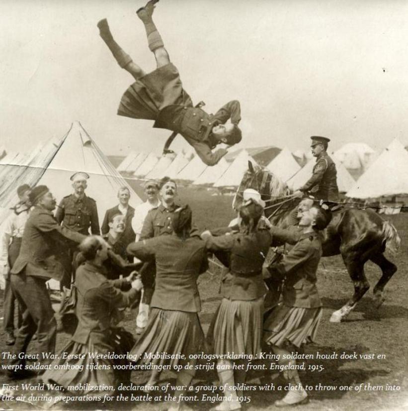 Les premiers documents historiques surviennent avec l’invention de l’écriture en Mésopotamie vers 3200 av. J.-C. Les Sumériens, une des plus anciennes civilisations, consignent ainsi les premiers récits de guerre. La guerre entre Sumer et Élam, autour de 2700 av. J.-C., est le premier conflit de cette nature documenté.