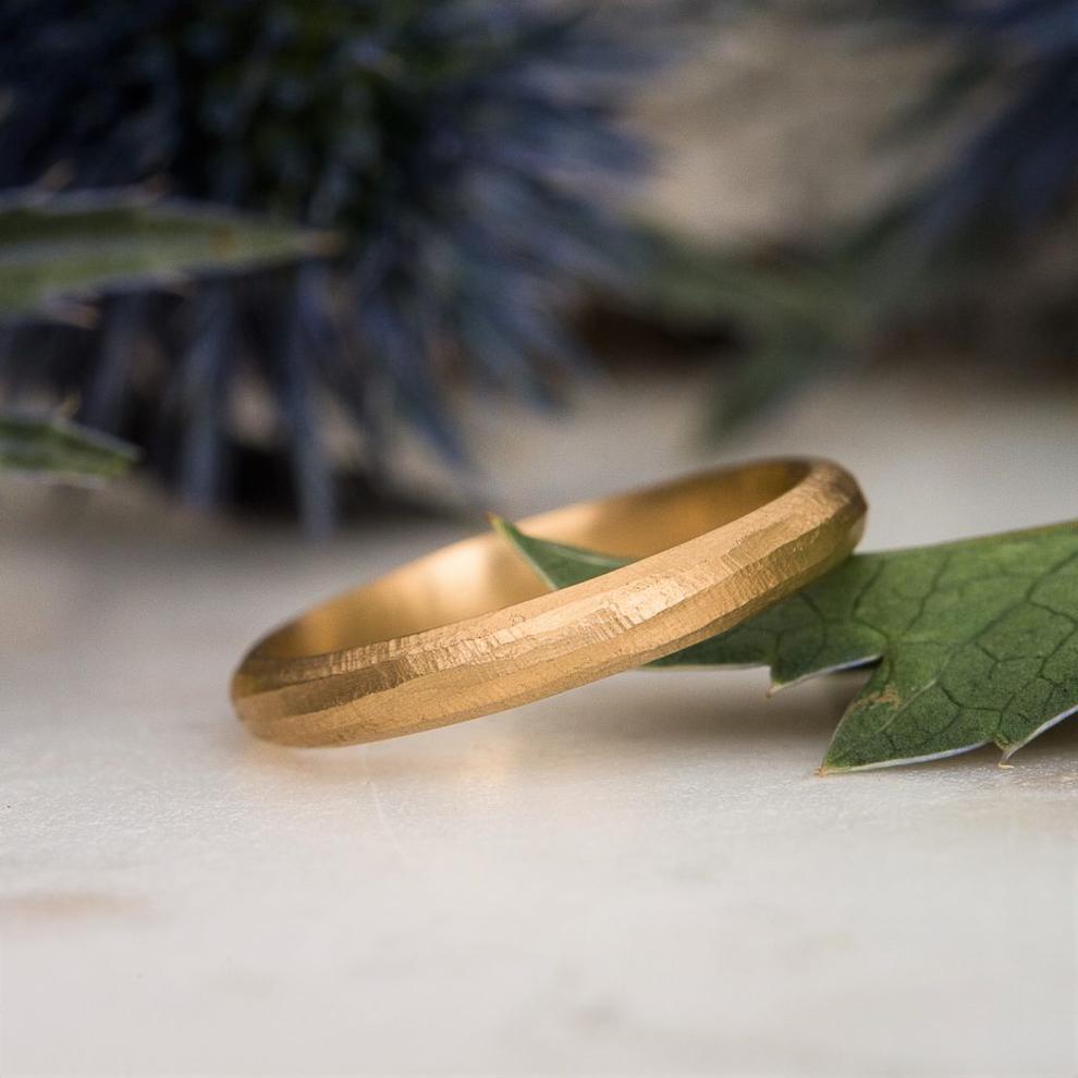 La cérémonie est-elle plutôt solennelle, romantique ou joyeuse ? Le morceau doit épouser le ton, comme une belle robe épouse les formes.