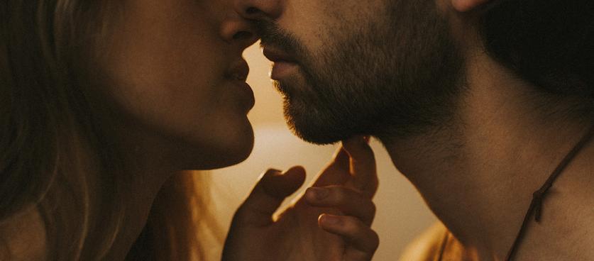 « Amoureux fou » désigne une personne qui vit un amour si intense qu’il semble frôler la folie.C’est une expression française qui exprime une passion dévorante et irrésistible, un amour hors de contrôle, presque obsessionnel. Mais derrière ces deux mots, que cache-t-il exactement ? Et pourquoi tant de charme autour de cette idée de « folie amoureuse » ?