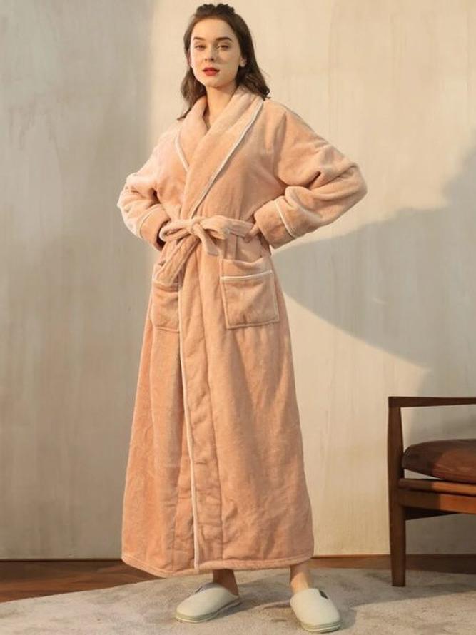 Alors, à quoi sert exactement une robe de chambre ? Elle est la complice des matins encore endormis et des soirées un peu fraîches. Porter une robe de chambre, c’est faire passer un message clair : ici, on se décontracte. On la glisse sur son pyjama au saut du lit ou juste avant de s’endormir, mais elle peut aussi servir à couvrir rapidement un peignoir ou une tenue légère, si la sonnette retentit.