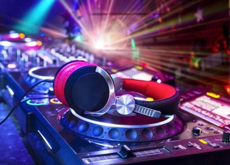 Plus un DJ est populaire, plus il faut anticiper sa réservation. La période et le jour de l'événement influencent également la rapidité de réservation. Les samedis pendant la saison de mariage (avril à octobre) sont les plus prisés.