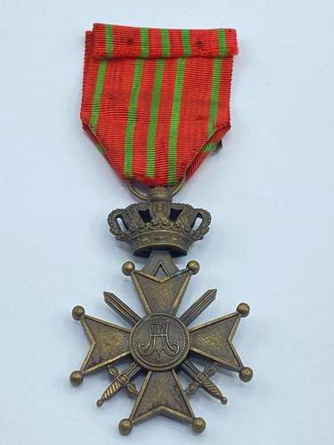 Sans doute avez-vous déjà entendu parler de la Croix de Guerre dans les livres d’histoire ou les récits de guerre. Mais que représente-t-elle vraiment ? D’où vient-elle ? Qui peut la recevoir ? Et pourquoi cet insigne est-il toujours un symbole puissant, même un siècle après la Grande Guerre ? On répond à toutes ces questions ici.