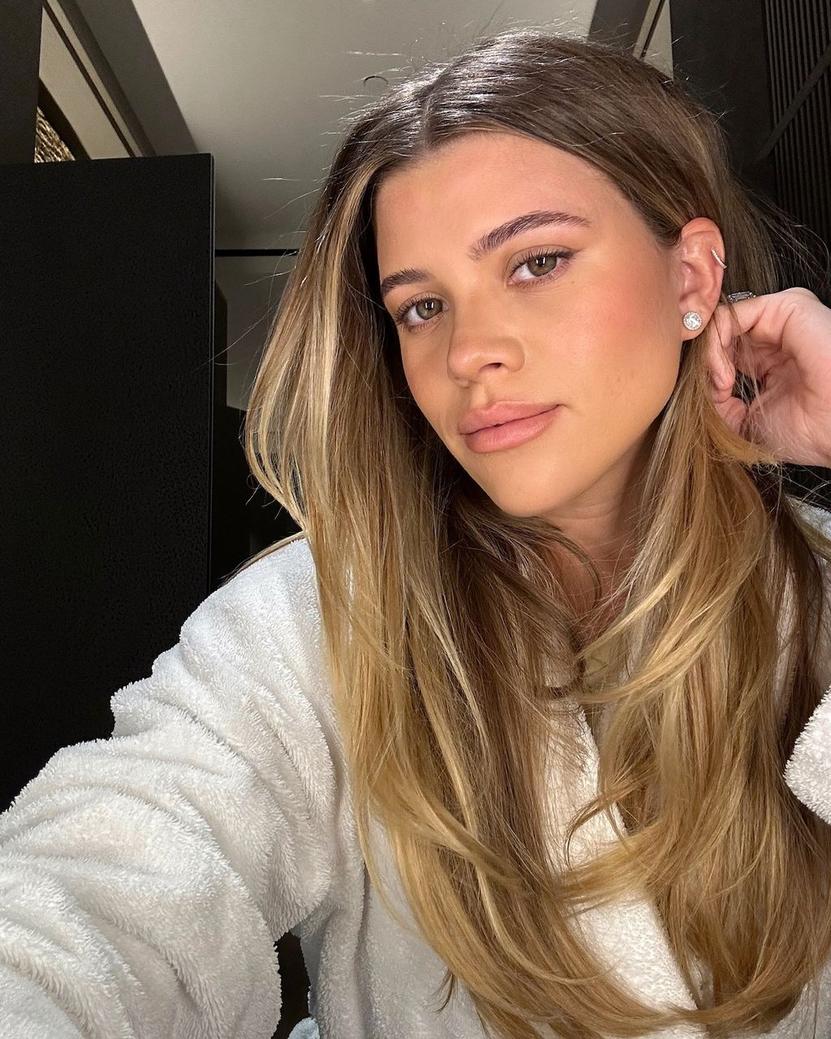 Rendez-vous obligatoire ! Tester plusieurs styles, observer comment les produits réagissent sur votre peau, et peaufiner selon les premières impressions vous évite de vous retrouver avec un make-up qui ne correspond pas ou qui vous fait plisser le nez jour J.