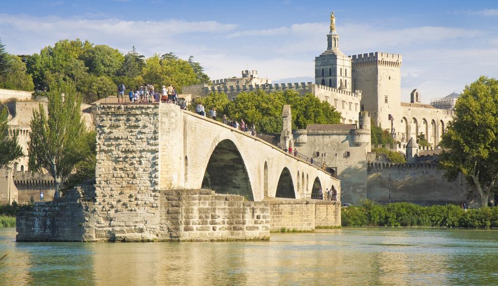 Avignon marque l’histoire comme siège de la papauté de 1309 à 1377, une période connue sous le nom de « Papauté d’Avignon ». Sept papes successifs y ont établi leur résidence, modifiant pendant plusieurs décennies la géopolitique religieuse européenne.