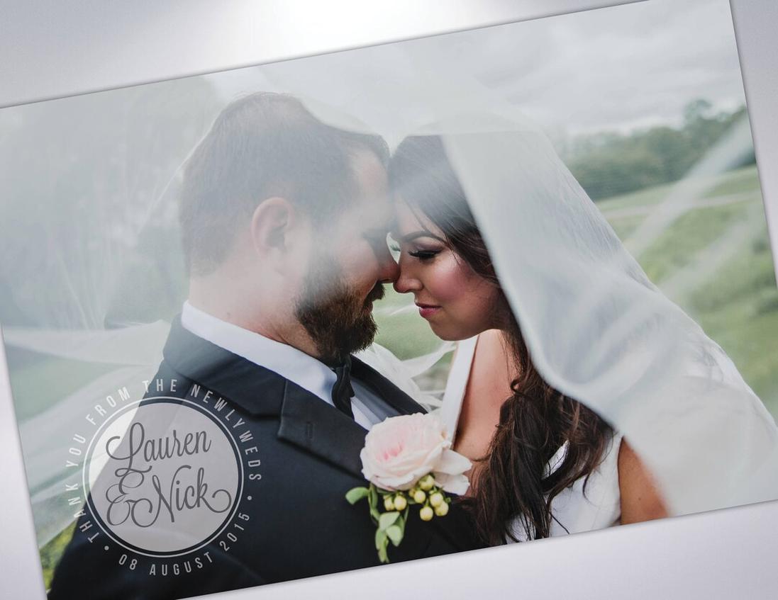 Un défi souvent rencontré est la réception tardive des photos du mariage. Les délais de traitement par les photographes peuvent parfois ralentir la fabrication des cartes personnalisées. Cela justifie souvent le délai de 6 à 12 semaines.