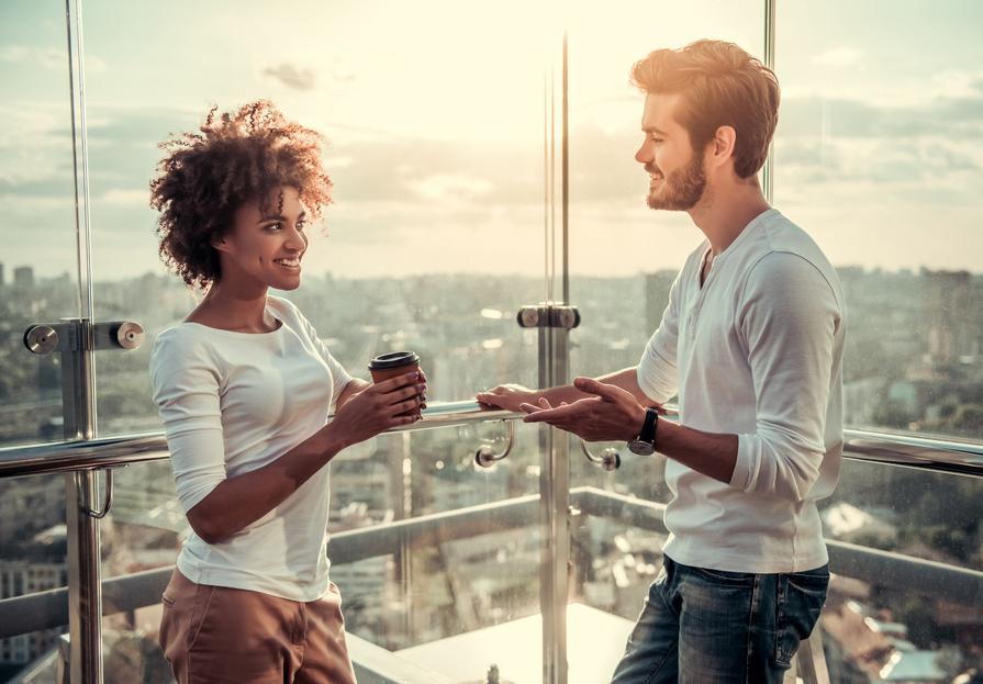 Les jugements sur ce qui constitue un flirt inoffensif ou une trahison varient selon les personnes et leurs attachements émotionnels. Les personnes avec une anxiété d’attachement élevée tendent à percevoir plus facilement le flirt comme une forme de trahison.