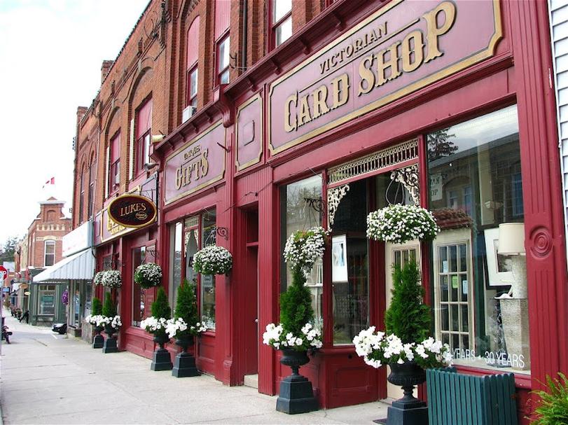 Les scènes du centre-ville ont été capturées le long de Queen Street, notamment entre John Street et Water Street. Le fameux Piano Inn and Cafe, situé au 217 Queen Street, apparaît régulièrement à l’écran, ajoutant un cachet authentique à l’ambiance "américaine sudiste" que cherche à recréer le film.