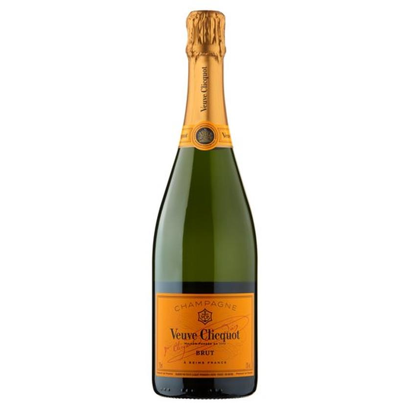 Barbe-Nicole Ponsardin, veuve à 27 ans après la perte de son mari François Clicquot, hérite non seulement de son nom mais aussi de ses responsabilités. À une époque où les femmes restaient en retrait des affaires, elle prend les commandes de la maison de Champagne familiale. Autant vous dire qu’elle ne se contente pas d’essuyer ses larmes : elle crée un empire !