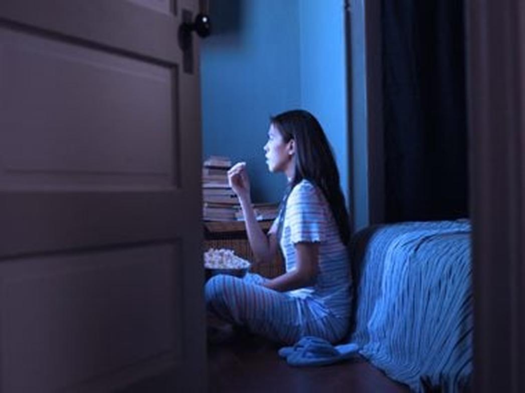 Qu'appelle-t-on une personne qui regarde beaucoup de séries ? Un voyage au cœur du binge-watching et de ses passionnés