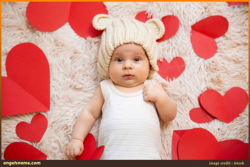 Les termes comme « baby amour » s’insèrent dans la riche tradition française des petits noms d’amour. Ces expressions renforcent le lien sentimental. Elles sont souvent employées dans un cadre intime, affectueux, parfois romantique.