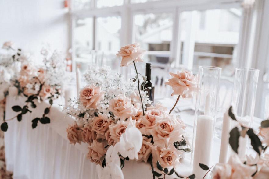 Ah, les fleurs, ces petites œuvres d’art naturelles qui donnent vie à un mariage et font tourner bien des têtes ! Mais voilà, avant d’imaginer votre arche romantique ou le bouquet de la mariée digne d’un tableau, une question cruciale se pose :quel budget fleuriste pour un mariage ?Combien faut-il dépenser pour emballer votre grand jour dans un écrin de beauté florale sans exploser les comptes ? Allez, on vous fait le point sans langue de bois ni pétales fanés.