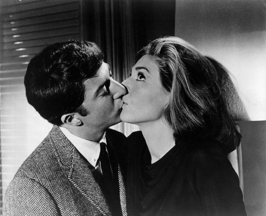 Le meilleur baiser au cinéma de tous les temps combine émotion, contexte et mise en scène pour marquer durablement les spectateurs.Certains baisers transcendent le film. Ils deviennent des icônes culturelles, reconnus même par ceux n'ayant jamais vu le film. La variété des styles et des contextes est vaste, allant du romantisme pur aux scènes ludiques ou dramatiques.