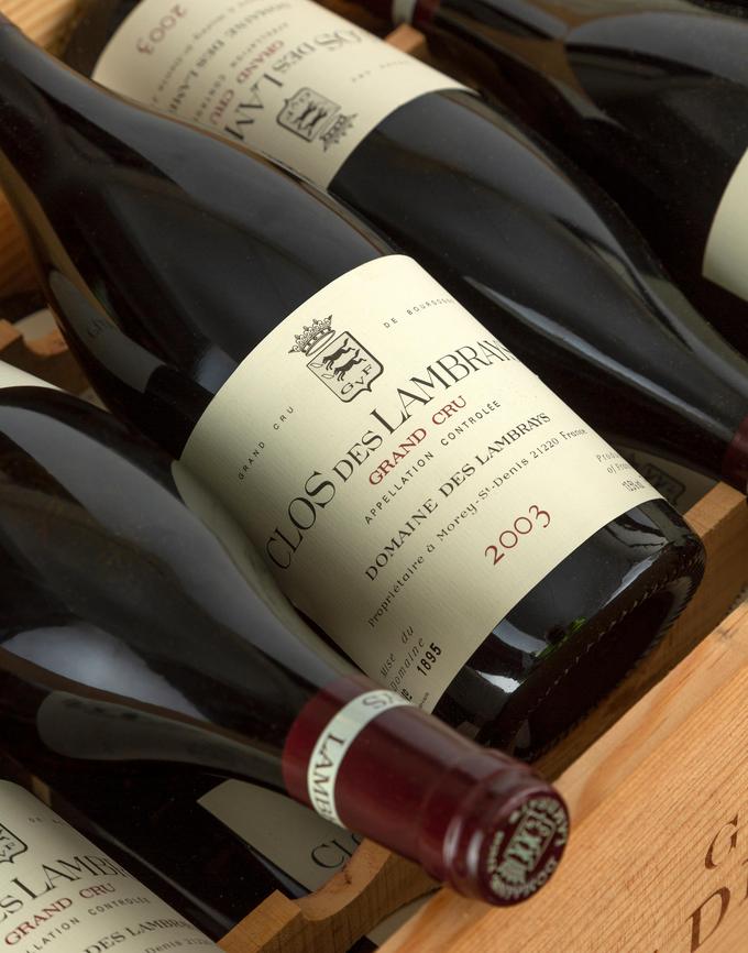 Malgré la prédominance de LVMH dans ce Grand Cru, une portion marginale appartient toujours au Domaine Taupenot-Merme, ce qui empêche une possession absolue du clos.