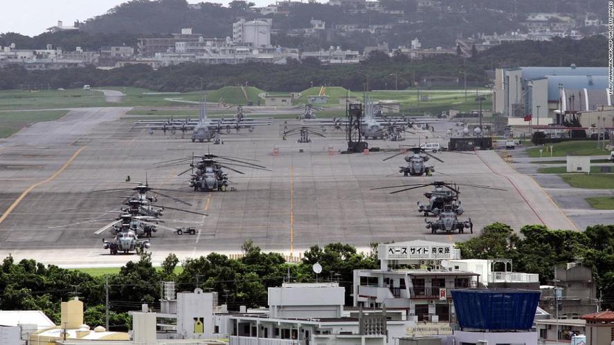 Okinawa est une préfecture japonaise depuis 1972, année où les États-Unis lui ont rendu le contrôle après l’avoir administrée pendant 27 ans post-Seconde Guerre mondiale. La base navale américaine y a été établie après la bataille d’Okinawa en 1945, une des plus sanglantes du Pacifique.
