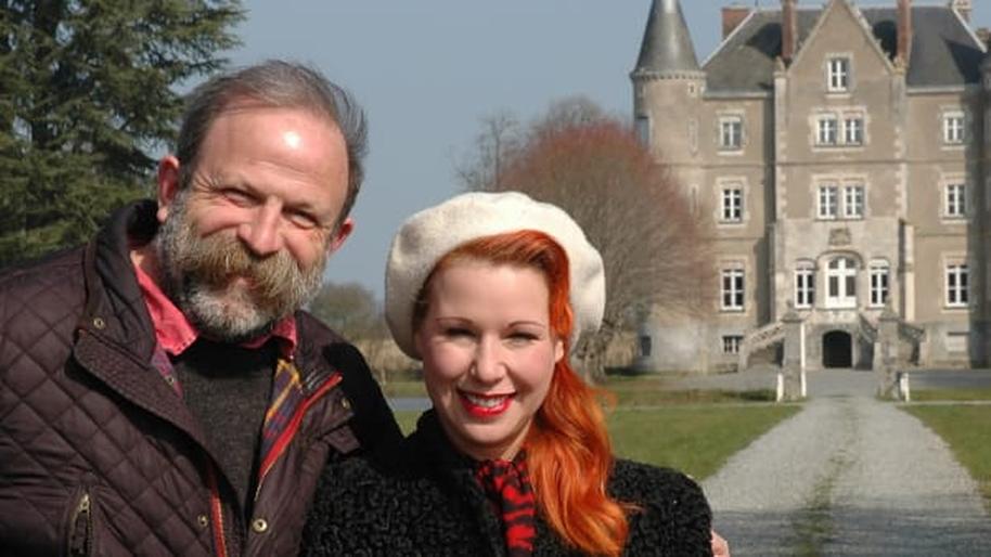 Escape to the Chateau se déroule dans un château français, plus précisément dans la commune de Martigné-sur-Mayenne. Pourtant, point de diffusion sur la télévision française. Un sacré coup de théâtre, non ? C’est que le couple vedette, Dick et Angel, a spécifiquement demandé aux chaînes françaises de ne pas projeter leur show. Leur objectif ? Préserver leur anonymat et éviter de devenir une "couple de célébrités" sur leur terre d’accueil. Une demande étonnante de la part d’une émission qui fait fureur à l’étranger !