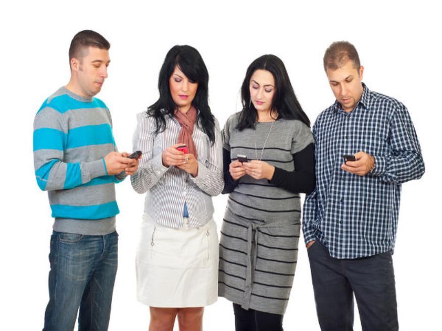 Les textes à distance doivent combler l'absence physique mais maintenir l’intimité émotionnelle :