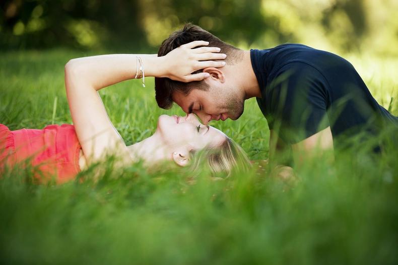 Accessoires et jeux érotiques peuvent aussi pimenter vos moments intimes. Introduisez un bandeau, des menottes, un jeu de rôle romantique ou coquin. Pourquoi ne pas vous lancer dans un strip-tease privé ? Même le tantrisme, avec sa lenteur et son intensité, ouvre vers une connexion plus spirituelle et profonde.