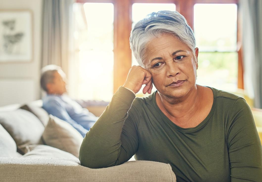 Les Baby Boomers, ces fameux adultes nés entre 1946 et 1964, expliquent en partie ce tsunami. Habitués à une époque où le divorce était devenu plus courant dans leur jeunesse, ils poursuivent cette tendance dans leurs années d’or. Leurs expériences passées, multipliant souvent les unions, accroissent aussi le risque de séparation.