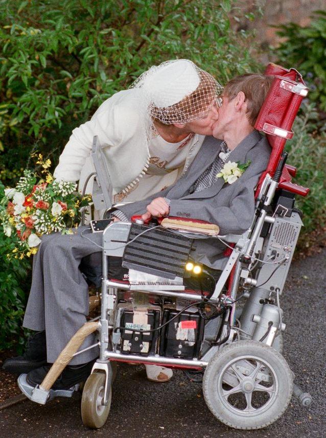 À son décès, sa famille rend hommage à son courage, son intelligence et son humour, insistant sur l’importance des êtres aimés dans sa vie. Comme il le disait lui-même, "L'univers ne serait pas vraiment un endroit si ce n'était pour les personnes que l'on aime."