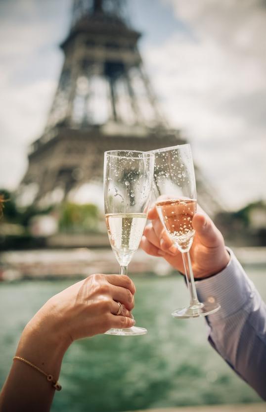 En français, dire "bonne nuit" se réserve au moment où quelqu’un part se coucher. Ce n’est pas un simple au revoir. Pour un départ en soirée sans certitude de coucher, on privilégiera plutôt "bonne soirée".