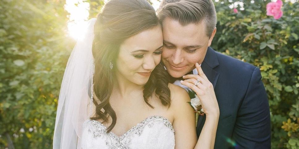 Lorsque vient le moment de financer leur mariage, les futurs mariés adoptent plusieurs stratégies, alliant économies personnelles, aides familiales, et parfois emprunts. Ils naviguent entre liberté de choix et contraintes budgétaires, pour vivre un jour inoubliable sans finir les poches vides.