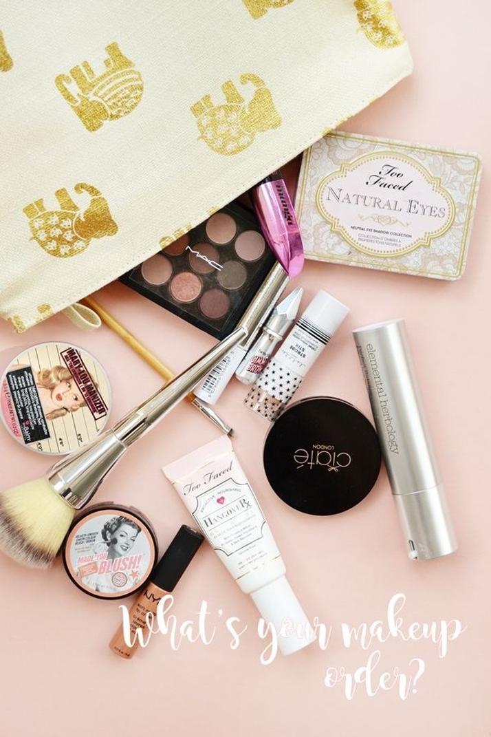Quel est l'ordre pour se maquiller ?C’est une question que beaucoup posent en face du miroir, pinceaux en mains. La réponse simple : il faut suivre une étape précise, de la préparation de la peau au maquillage des lèvres, en passant par le teint et les yeux. Un bon ordre permet d’éviter les bavures, les retouches intempestives et surtout de garder un maquillage frais toute la journée.