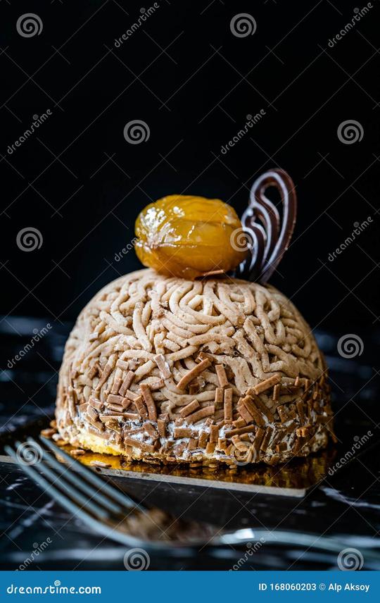 En anglais, "gâteau" fait souvent référence à un gâteau élaboré et raffiné. En français, le terme est plus général et peut désigner tout gâteau, simple ou sophistiqué. La nuance entre "cake" et "gâteau" varie selon les contextes culturels, mais la notion de gâteau reste liée à une pâtisserie sucrée, généralement moelleuse et cuite.