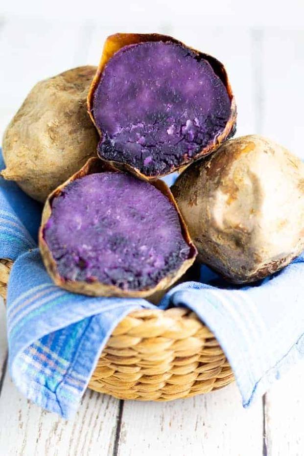 La patate douce a été introduite sur l’archipel en 1605. Depuis, elle joue un rôle majeur dans la gastronomie locale, dominant les assiettes jusqu’au début du XXe siècle. Elle n’est pas qu’un aliment, c’est un symbole de la robustesse et de la longévité des habitants d’Okinawa, souvent cités parmi les populations les plus saines et les plus longues à vivre au monde.