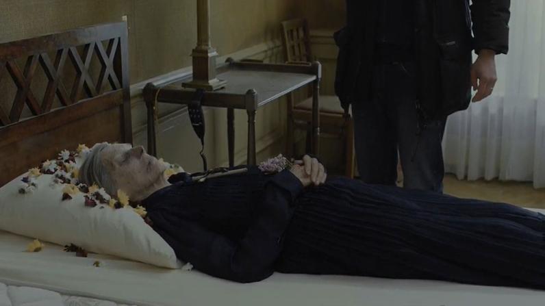 Jean-Louis Trintignant (Georges) et Emmanuelle Riva (Anne) offrent des prestations marquantes. Leur interprétation silencieuse et pleine de nuances transmet la complexité d’un amour durable sous la pression.
