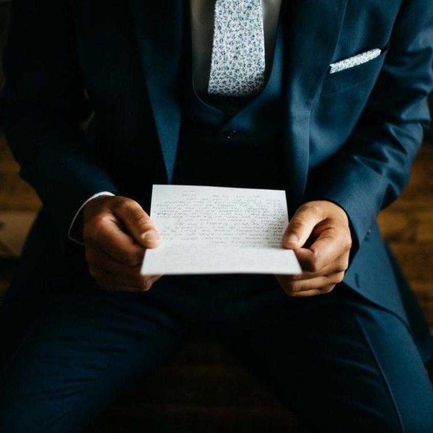 Comment démarrer un discours de remerciement de mariage ? Le guide pour captiver et émouvoir dès les premiers mots